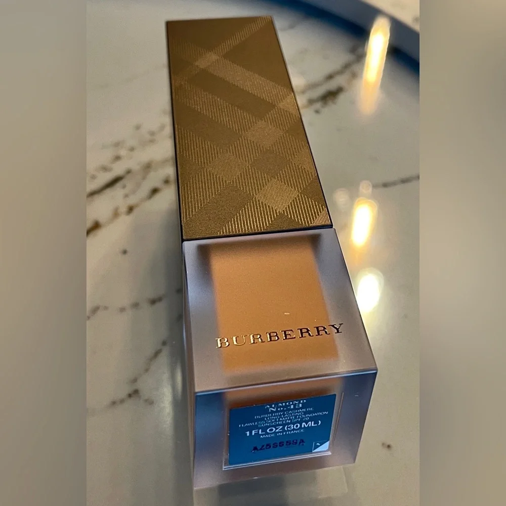 Burberry NIB Foundation SPF20 Almond 43 Cashmere Collection Flawless sof…